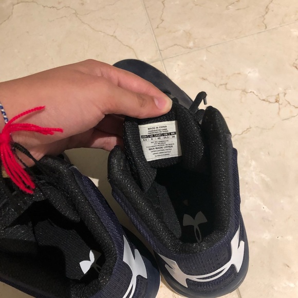 NEVER BEEN WORN WOMENS BASKETBALL SHOES - Picture 3 of 5